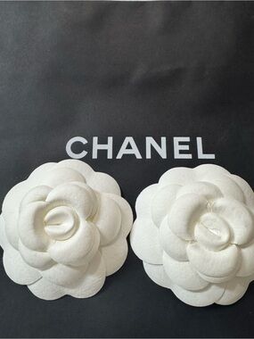 CHANEL 💯% Authentic 2pcs Set Iconic White Camellia Flower for paper bag or Box.